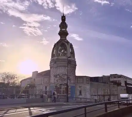 Tour de la biscuiterie LU à Nantes devenue le Lieu Unique