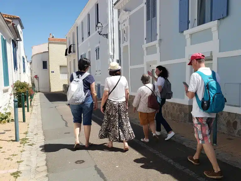 Groupe de visiteurs suivant un guide dans les rues des Sables-d'Olonne
