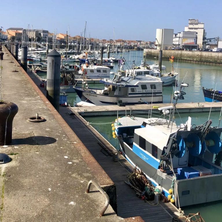 Bateaux de pêche dans le port des Sables d'Olonne en Vendée